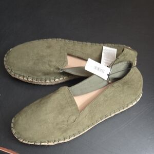 GAP Slip-ons Olive - NEW